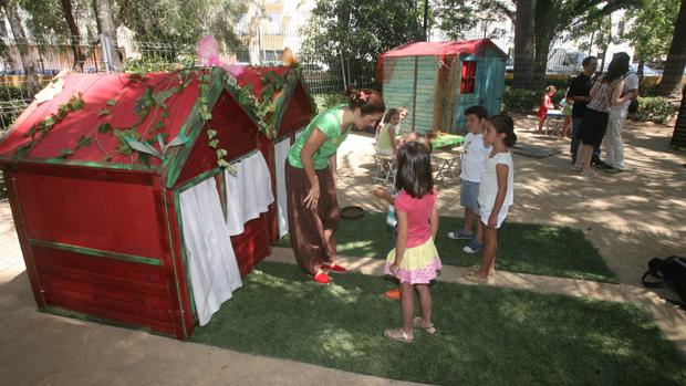 Una monitora con un grupo de niños en un campamento