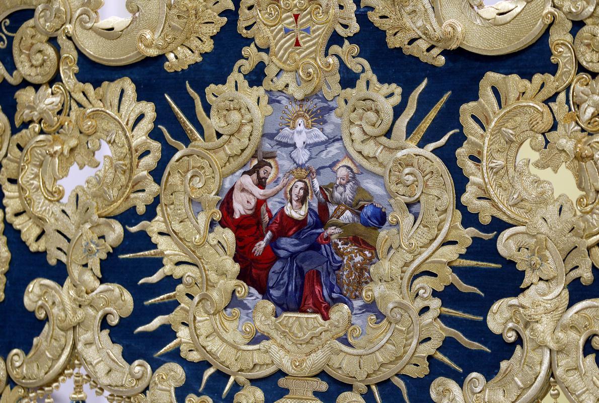 Bambalina bordada de la Virgen de la Trinidad