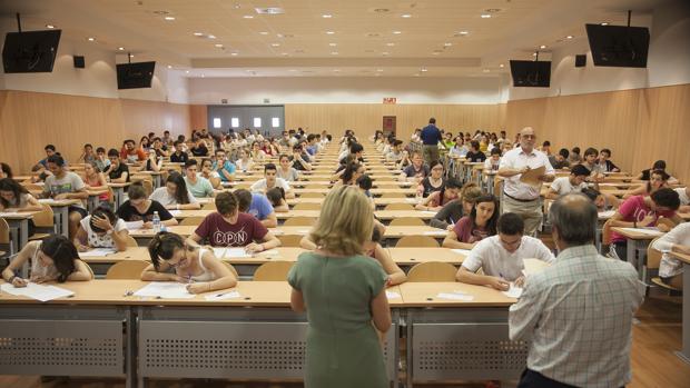 Alumnos listos para hacer un examen en la Universidad de Córdoba