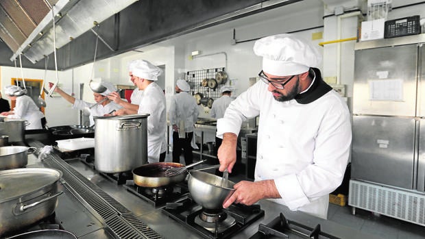 El estudiante de cocina Juan Antonio Pérez en el IES Gran Capitán