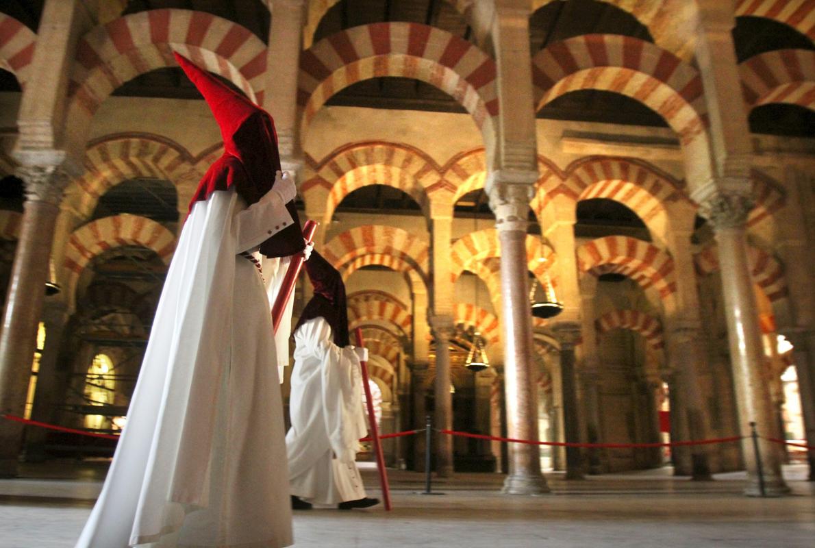 Nazarenos de la Vera-Cruz en el interior de la Mezquita-Catedral