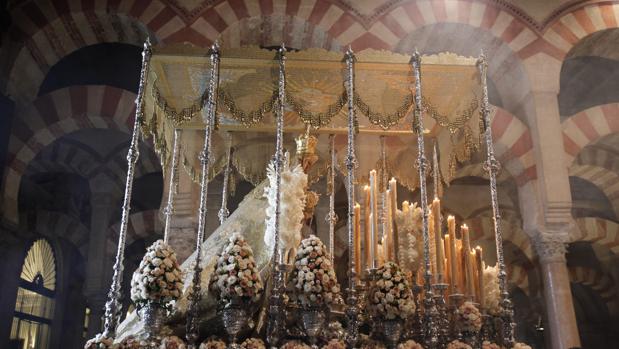 Estación de penitencia en la Catedral de la hermandad del Resucitado la pasada Semana Santa