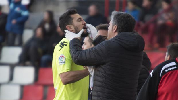 Héctor Rodas, central del Córdoba, con la nariz rota en Tarragona