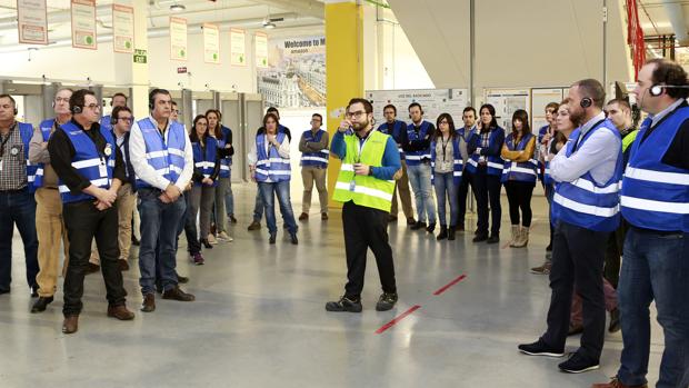 Un trabajador de Amazon explica a los vecinos de Añora el trabajo en el centro logístico