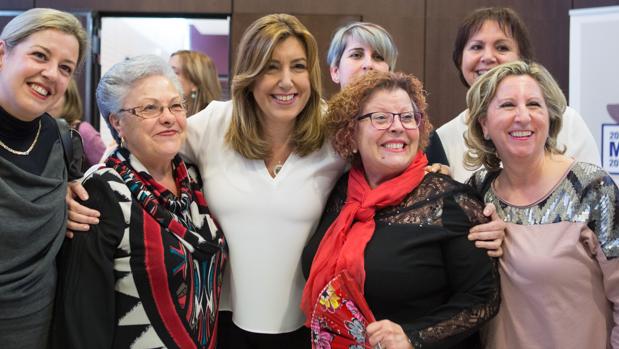 Susana Díaz se fotografía con un grupo de mujeres tras la entrega de los premios Meridiana este lunes en Sevilla