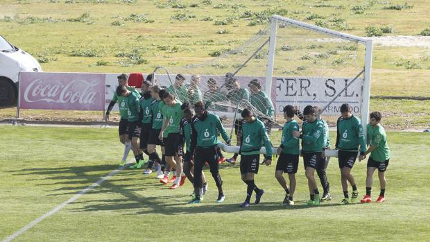 La plantilla del Córdoba CF durante el entrenamiento del martes en la Ciudad Deportiva