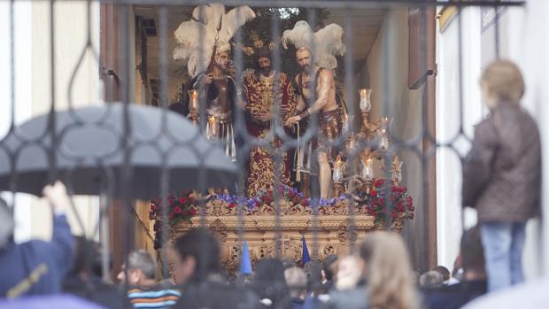 La hermandad del Prendimiento, durante la Seman Santa de 2012 cuando no pudo procesionar por la lluvia