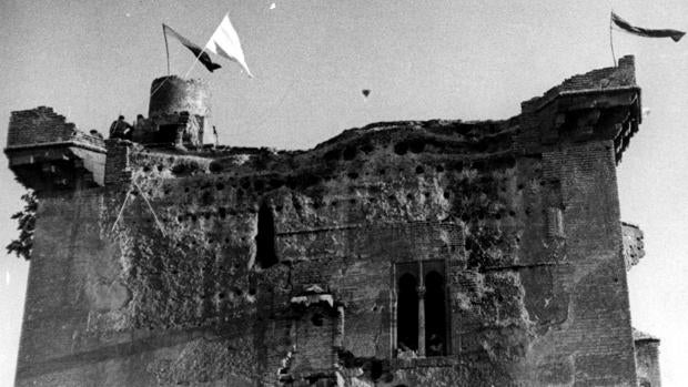 Izada de la bandera tricolor republicana en el Castillo de El Carpio