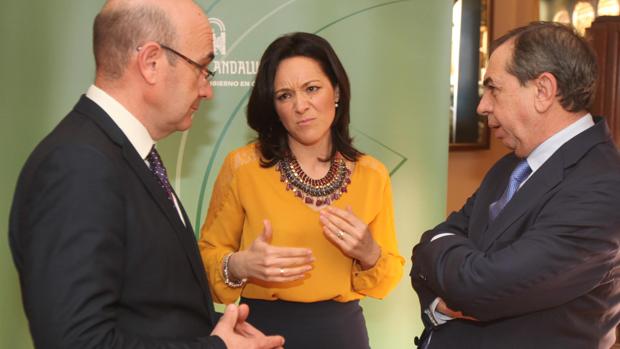 Carmona, Crespín y Castro, ayer en la Delegación del Gobierno