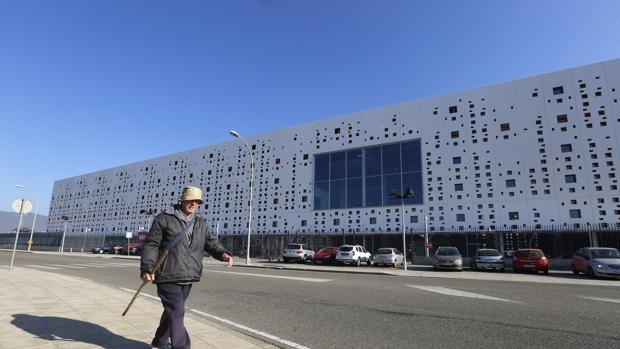 Un anciano camina junto al centro de convenciones