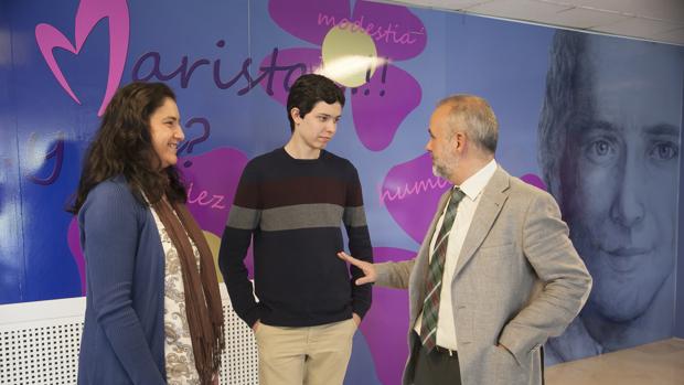 El jefe de estudiso de Bachillerato, Francisco Javier Perea, junto a un alumno y una madre de los Maristas