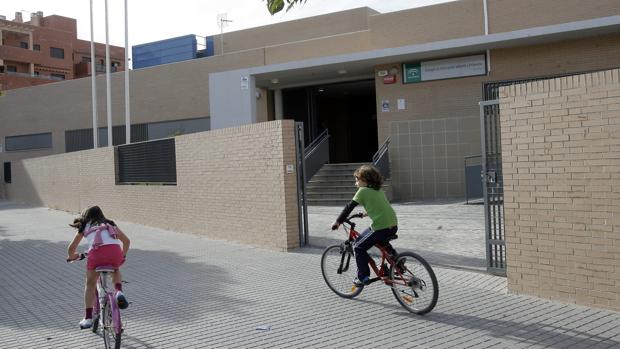 Fachada del nuevo colegio que se quedó pequeño desde el principio