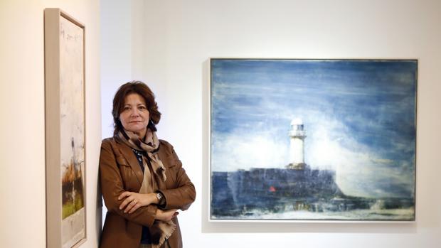 Carmen del Campo, con una de las exposiciones de la sala