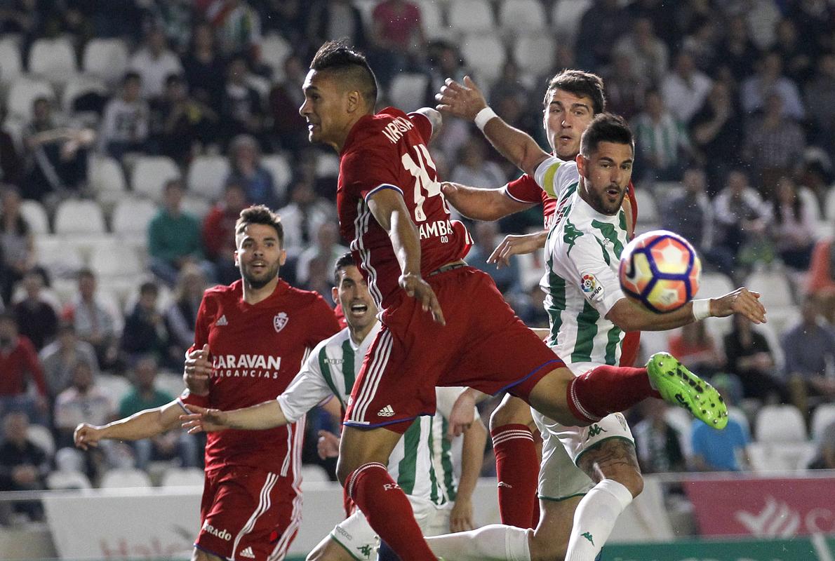 Luso despeja un balón ante Marcelo Silva