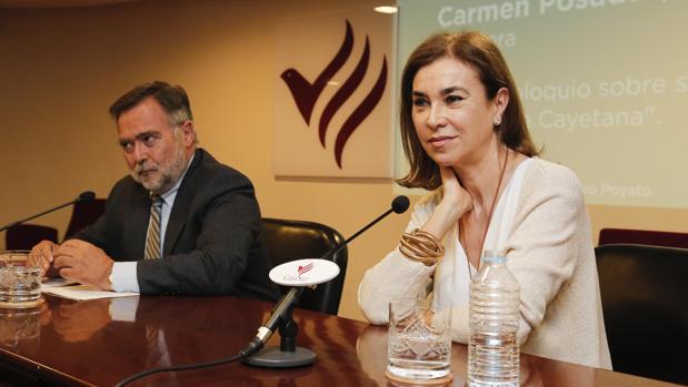 José Calvo Poyato y Carmen Posadas en el salón de actos de Cajasur