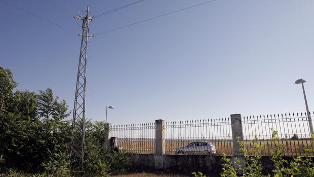 Una de las torres de alta tensión en el entorno del Aeropuerto cordobés