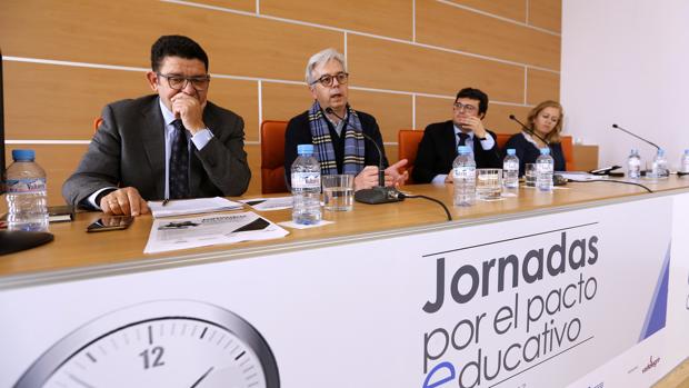 Vicente Serrano, con bufanda, durante unas jornadas educativas