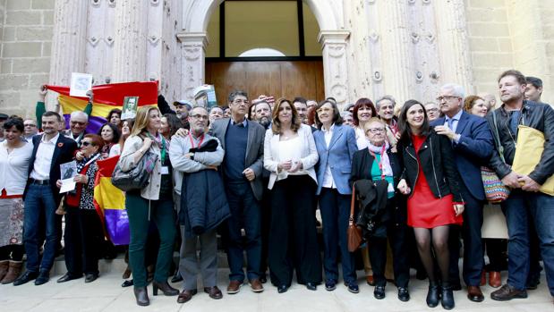 Susana Díaz, flanqueada por Diego Valderas y Rosa Aguilar tras la aprobación de la Ley