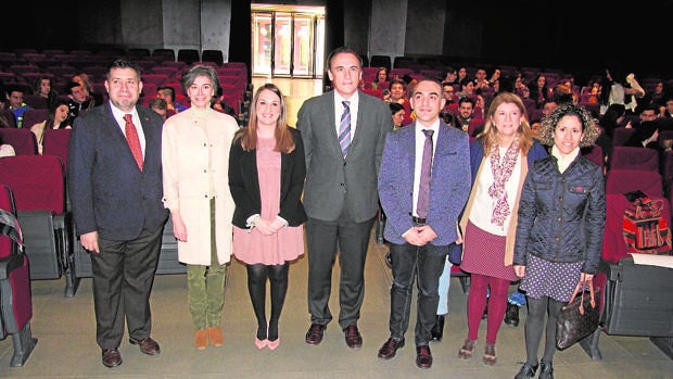 La delegada de Educación, en el centro de la imagen junto al rector