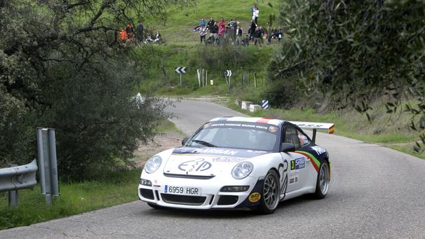 Uno de los coches, este viernes, en uno de los tramos del Sierra Morena