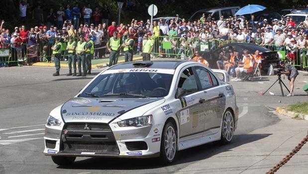 Un coche, durante un tramo de la última edición del Rallye Sierra Morena