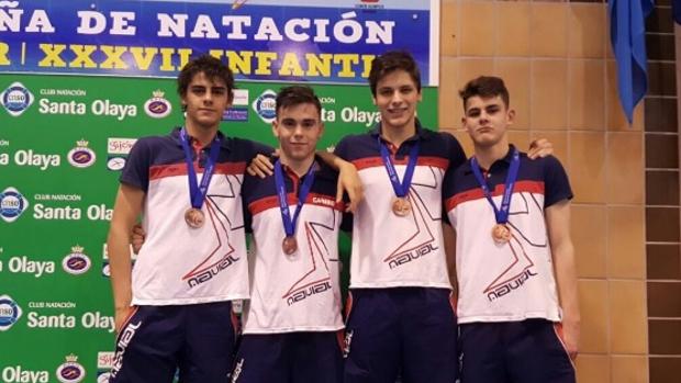 El cuarteto de 4x200 libres posa con el bronce logrado