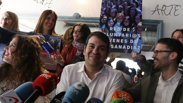 El secretario general de Juventudes Socialistas, Nico Torre, con un grupo de militantes de la red de voluntarios