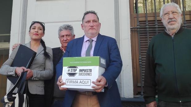 Presentación de las firmas ante el Defensor del Pueblo