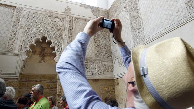 Un turista fotografía el interior de la Sinagoga de Córdoba