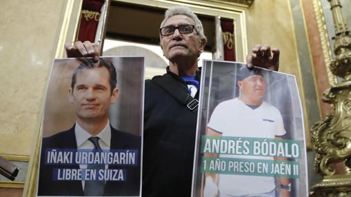 Diego Cañamero entrando en el Salón de Plenos con los carteles de Urdangarín y Bódalo