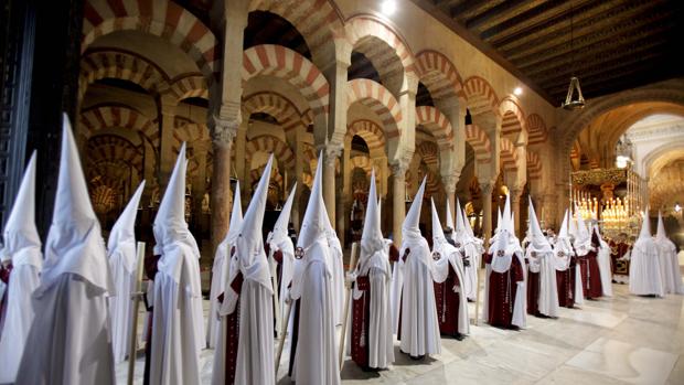 Nazarenos de la Sentencia en el interior de la Catedral