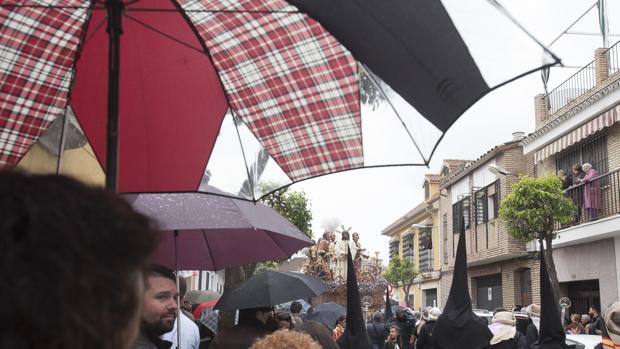 Paraguas ante el Señor del Silencio el pasado Domingo de Ramos