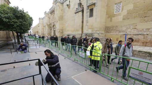 Un operario coloca los palcos de la carrera oficial junto a la Mezquita