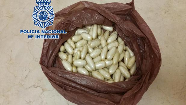 Transportaba 102 bolas (1.105 gr.) de cocaína en su estómago desde Brasil