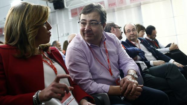 El presidente de Extremadura con Susana Díaz en un comité federal del PSOE