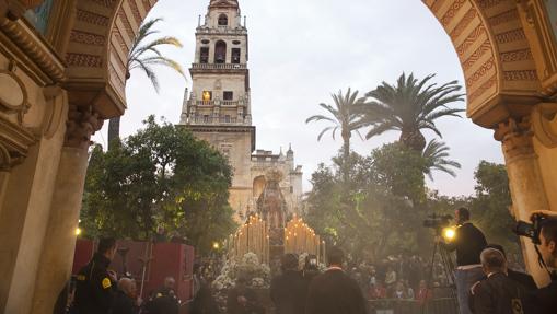 La Virgen de los Dolores, entrando en la Catedral