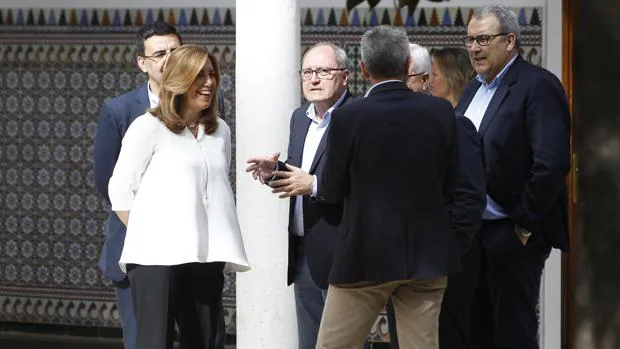Susana Díaz, en el Parlamento andaluz, con su equipo de colaboradores más cercano