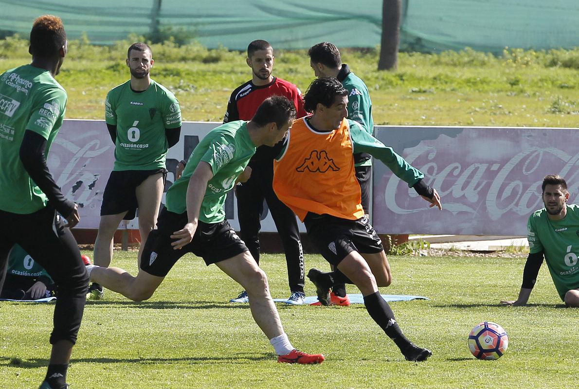 Pedro Ríos intenta un centro en el entrenamiento