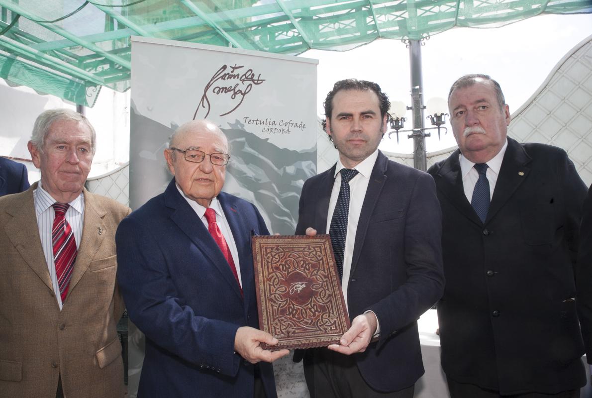 Francisco Mellado recibe las pastas para el pregón