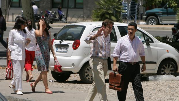 Letrados camino del edificio de los Juzgados de Córdoba