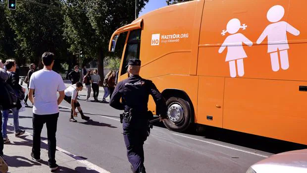 El autobús de Hazte Oír ha sido objeto de insultos y agresiones a su llegada a Sevilla