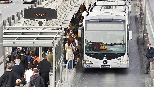 Parada del sistema BRT que funciona en Estambul