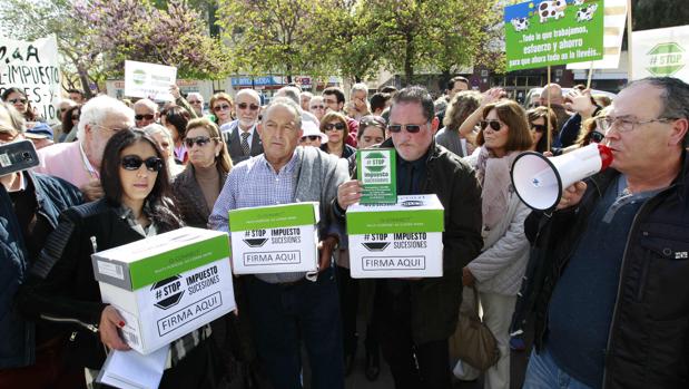 Los manifestantes han entregado 54.000 firmas