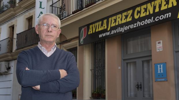 Francisco Pacheco posa frente al hotel que le dejó su padre en Jerez y que ha sido subastado