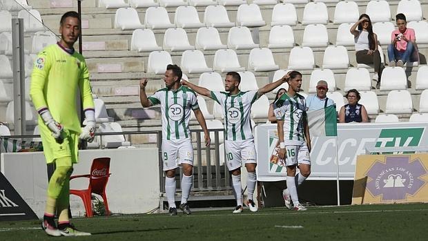 Florin Andone celebra el primer gol ante el Elche