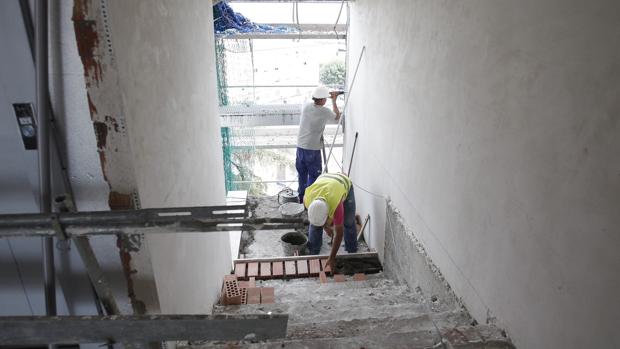 Trabajadores en las obras de la vieja Escuela de Magisterio, que acaban de concluir