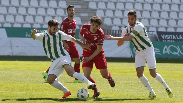 El capitán del Córdoba B, José Antonio González, junto a Jordi Ortega