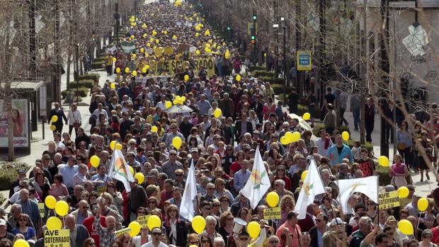 La voz de la calle planta cara a los despachos oficiales