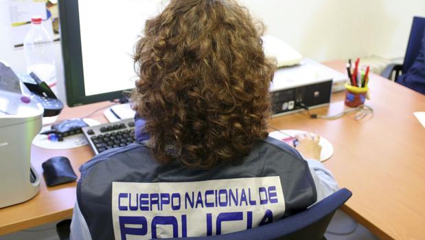 Una agente analizando el contenido de un ordenador