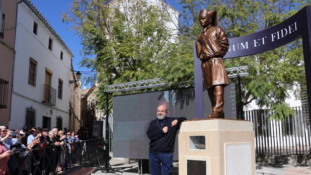 Expectación en la inauguración del nuevo monumento lucentino